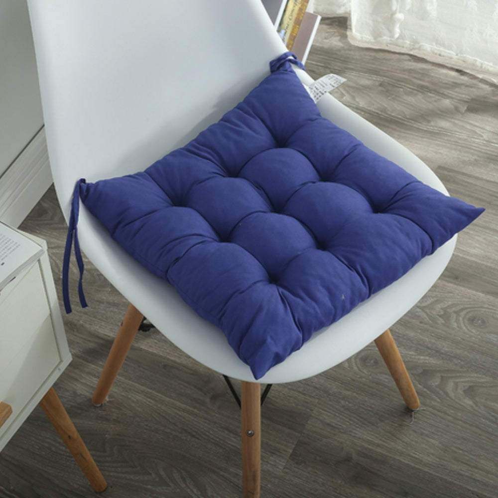 Livliga knappklädda stoppade kuddar