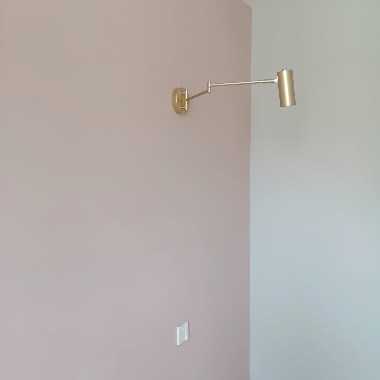 Justerbar svingarm vägglampa