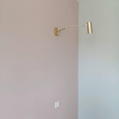 Justerbar svingarm vägglampa