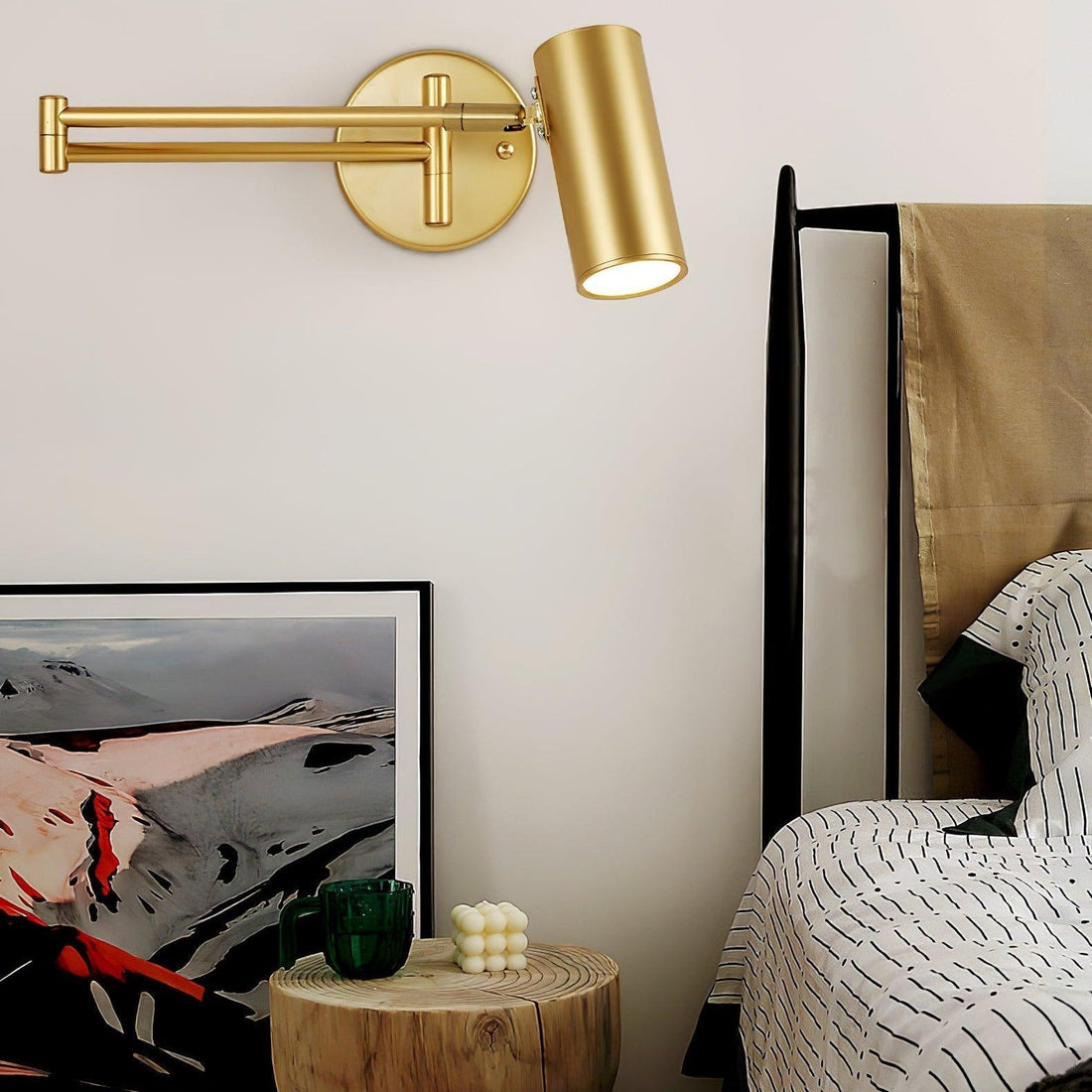 Justerbar svingarm vägglampa