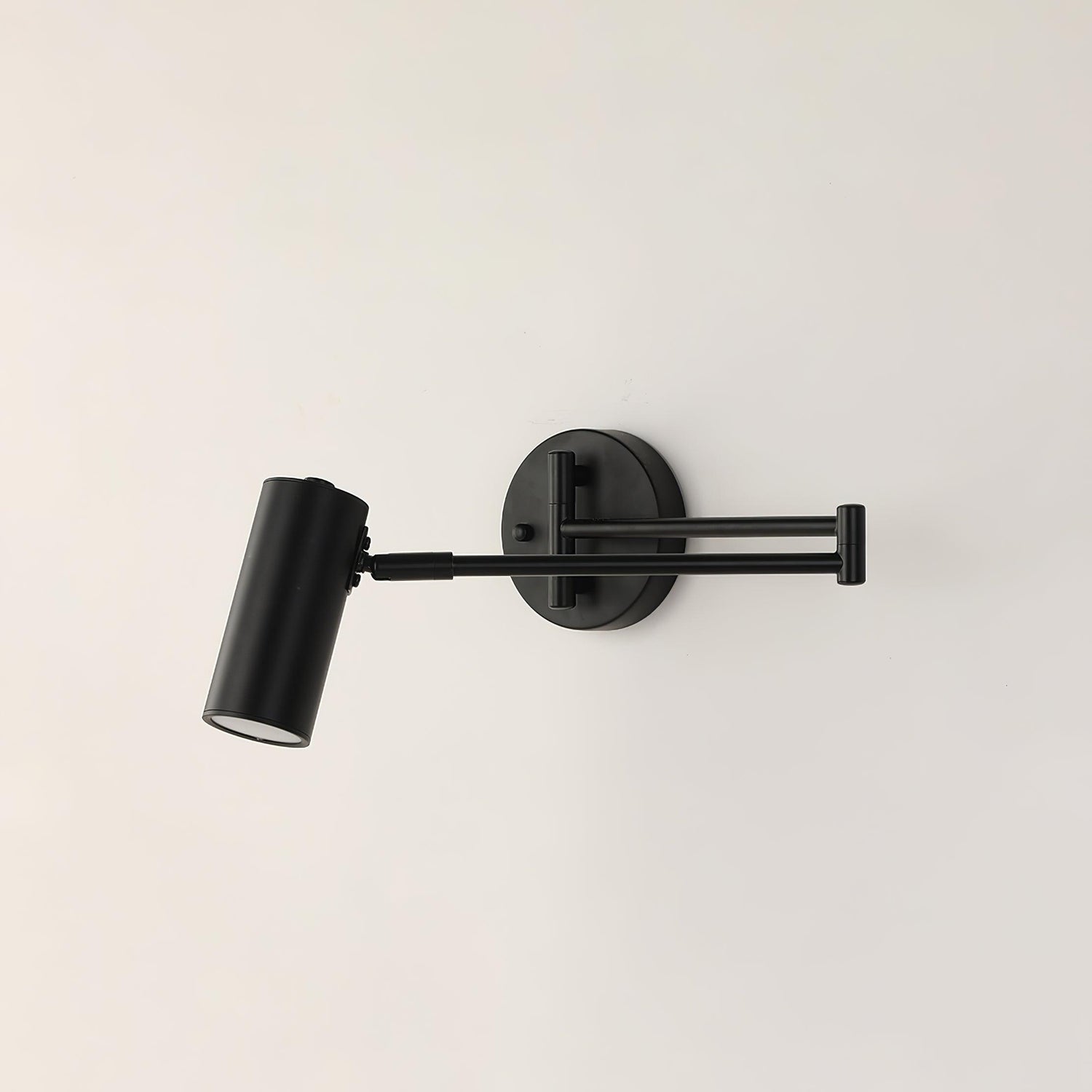 Justerbar svingarm vägglampa