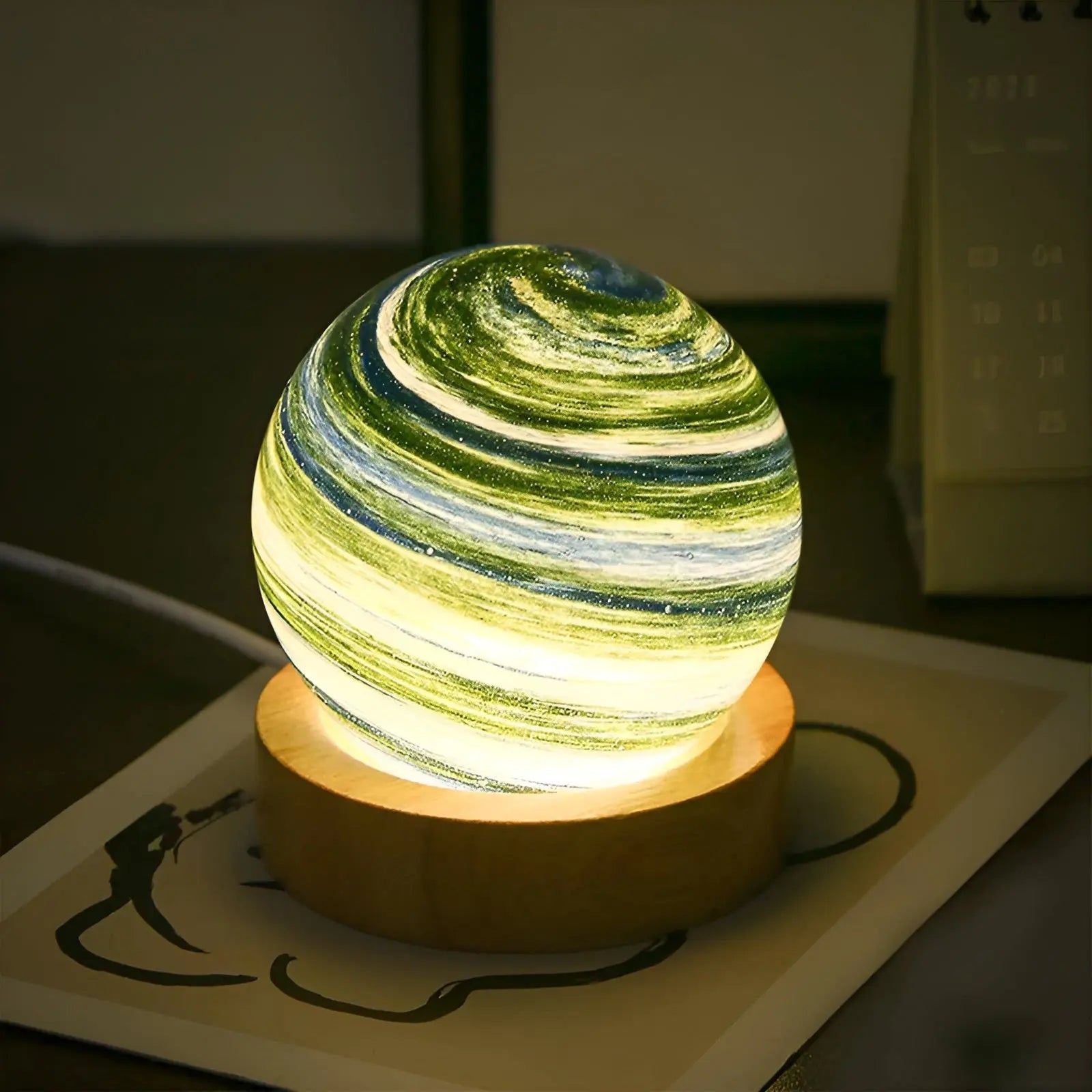 OrbitGlow - 3D Glas Mini Rymd Planeten Lampa för ditt hem