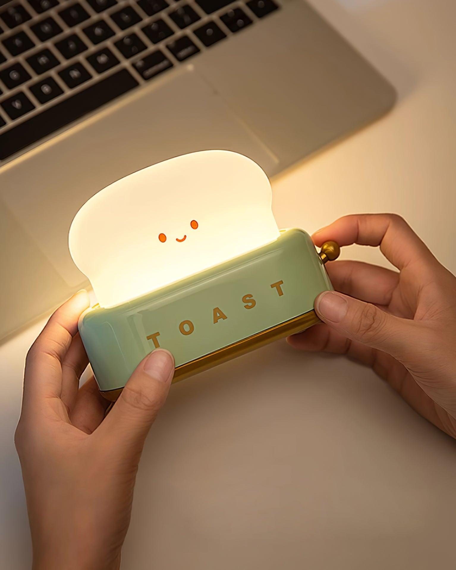 GlowToast Lampa – Bärbar Bröd-Toast Cartoon LED Nattlampa