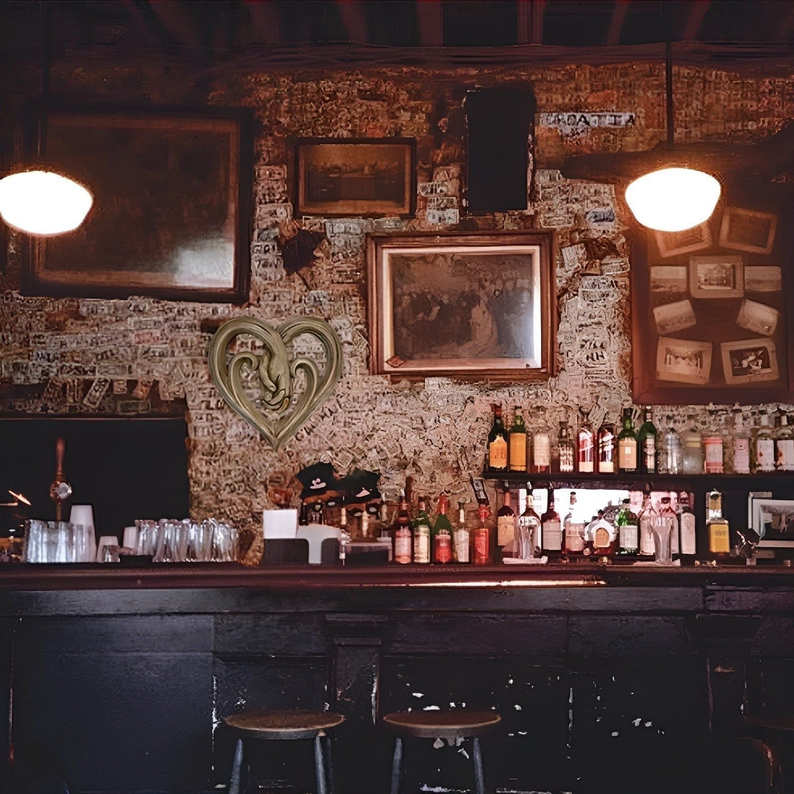 Handshake Embrace - Modern kärleksdekoration i trä för ett lyxigt hem