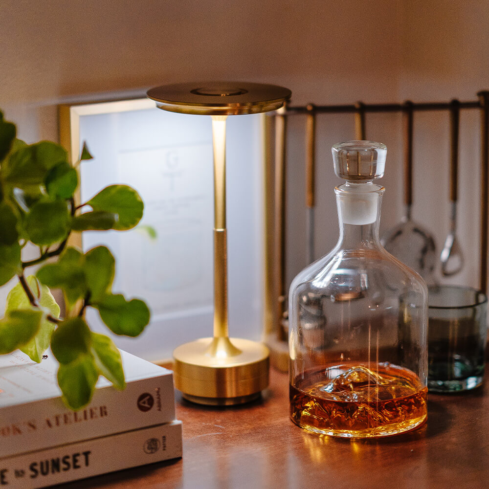 LuxRoyale Trådlös LED Bordslampa – Vattentålig, Justerbar Ljusstyrka, &amp; Modern Design