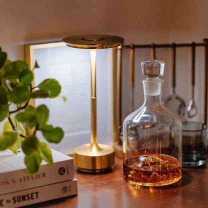 LuxRoyale Trådlös LED Bordslampa – Vattentålig, Justerbar Ljusstyrka, &amp; Modern Design