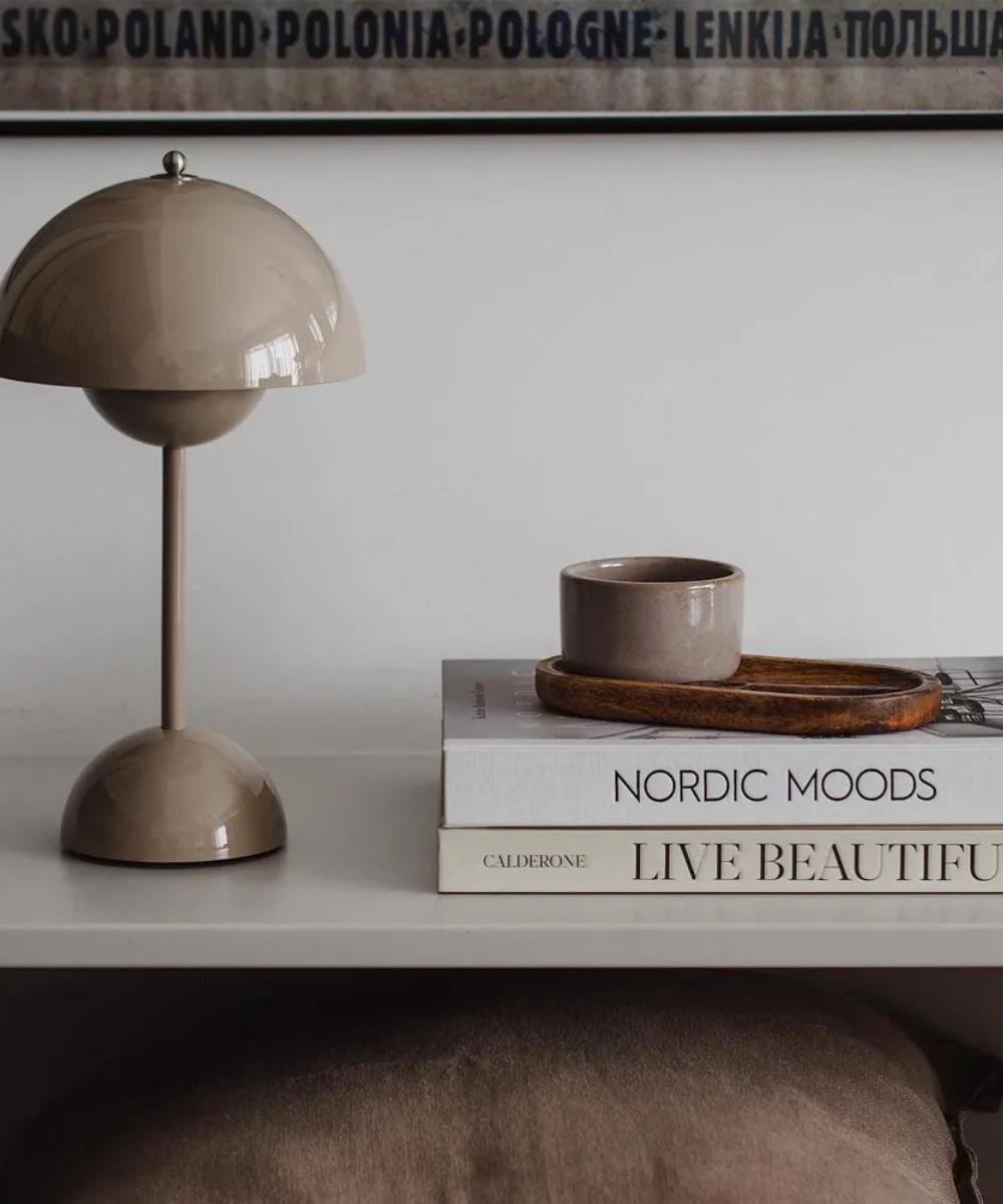 Flowerpot V2 – Stilren Bordslampa i Metall med LED-belysning