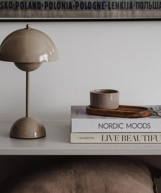 Flowerpot V2 – Stilren Bordslampa i Metall med LED-belysning