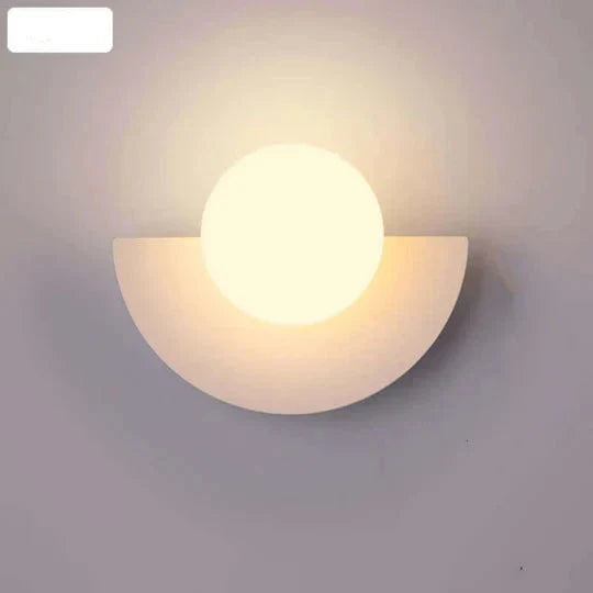 MoonGlow - Modern halvmåne vägglampa för stilrent interiör