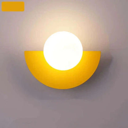 MoonGlow - Modern halvmåne vägglampa för stilrent interiör