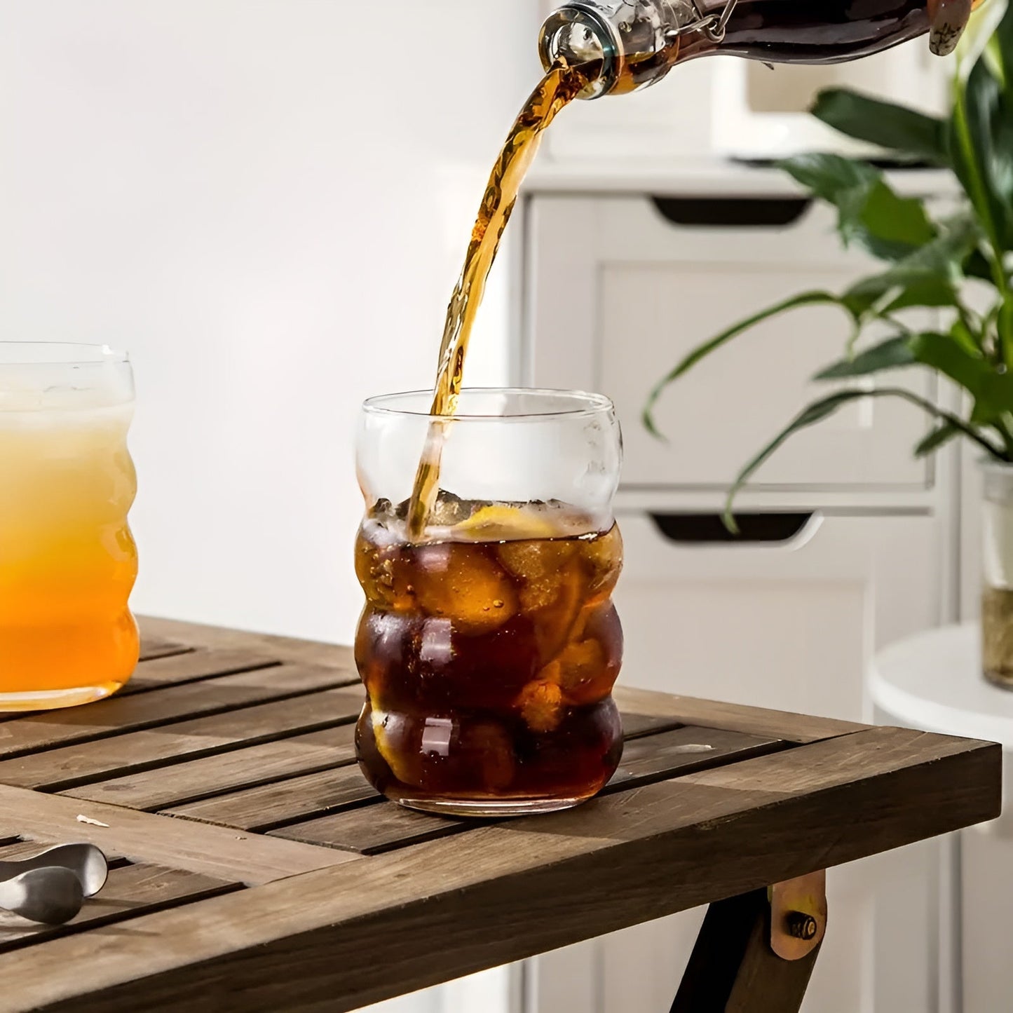 Ribbad glas med sugrör – 2 st Vågform, 450ml | Stiligt dricksglas för iskaffe, matcha & juice