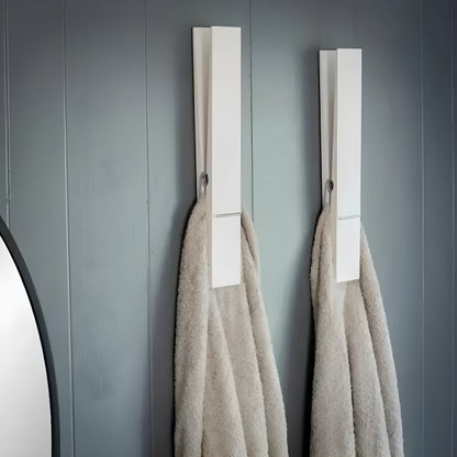 PineGrip Handdukshållare - Elegant badrumshanddukklämma av trä
