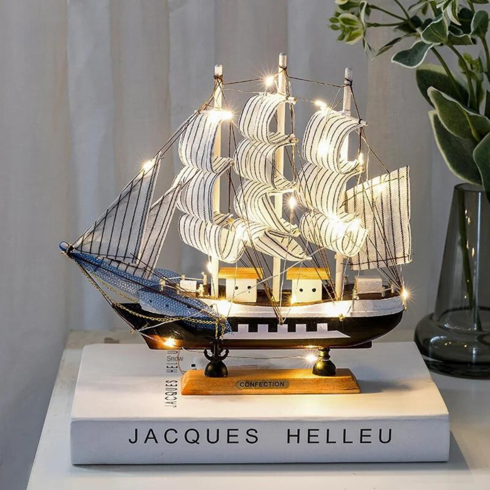 Royaleva Nordic Wooden Sailboat Sculpture - LED Belyst Dekorationsstycke, Batteridriven