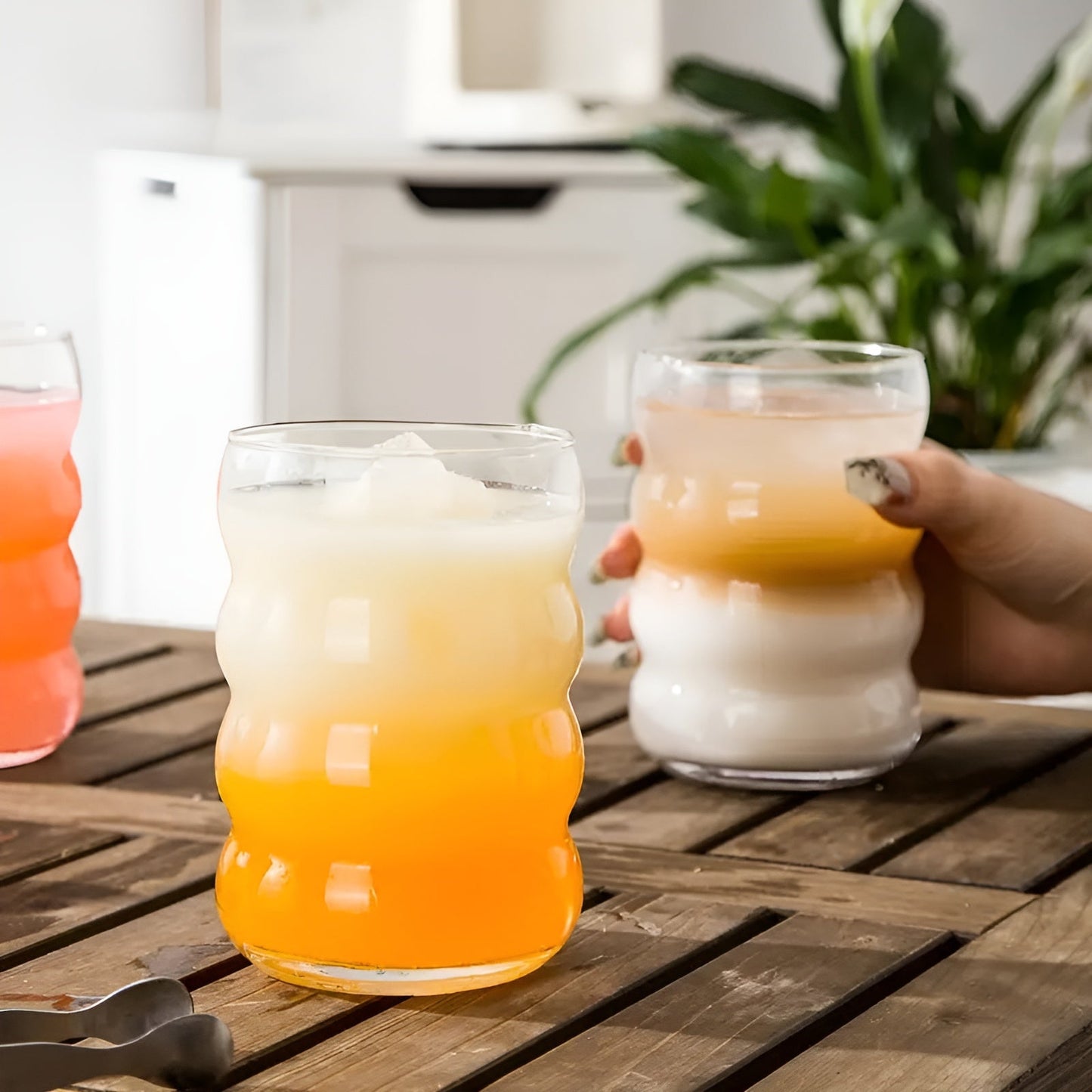 Ribbad glas med sugrör – 2 st Vågform, 450ml | Stiligt dricksglas för iskaffe, matcha & juice