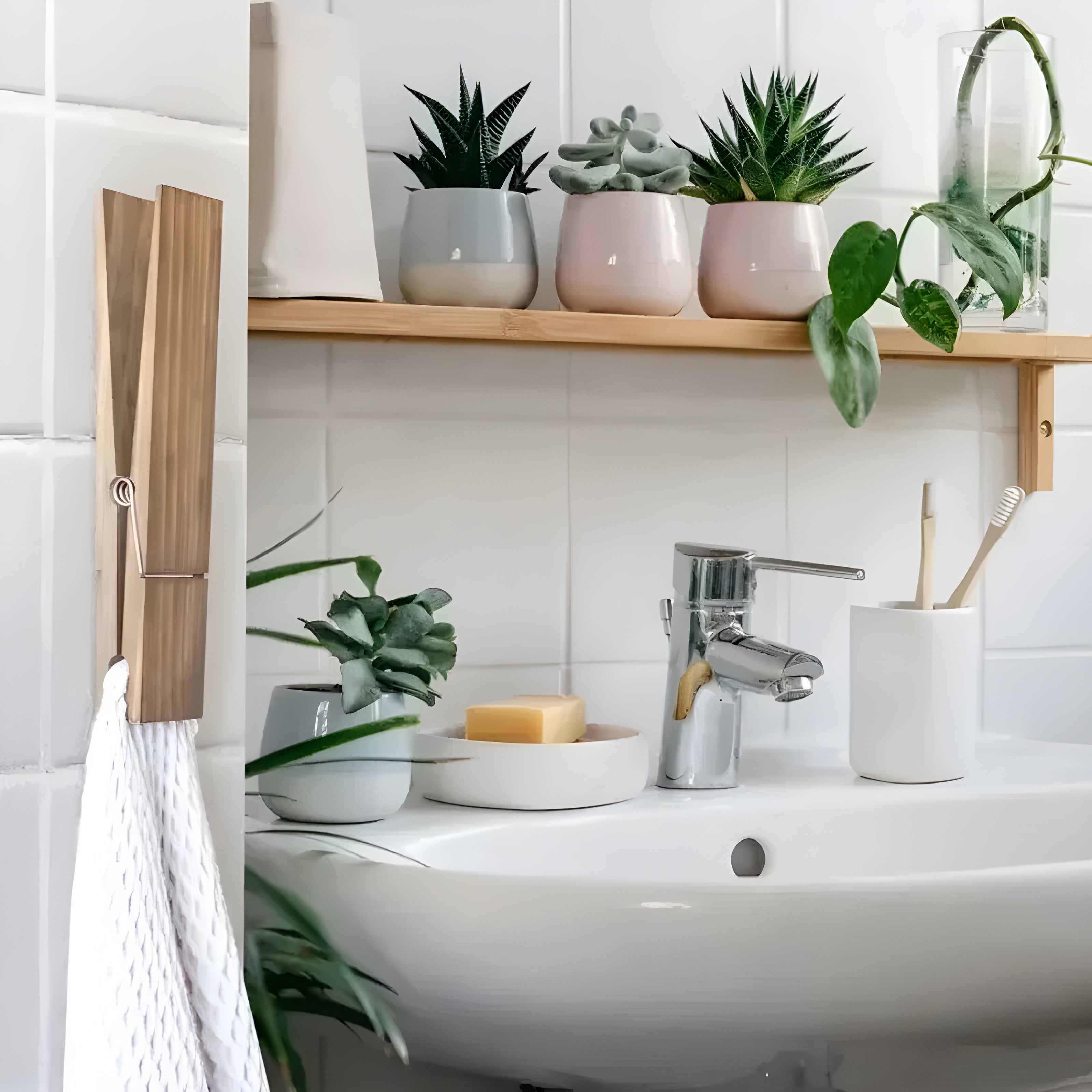 PineGrip Handdukshållare - Elegant badrumshanddukklämma av trä