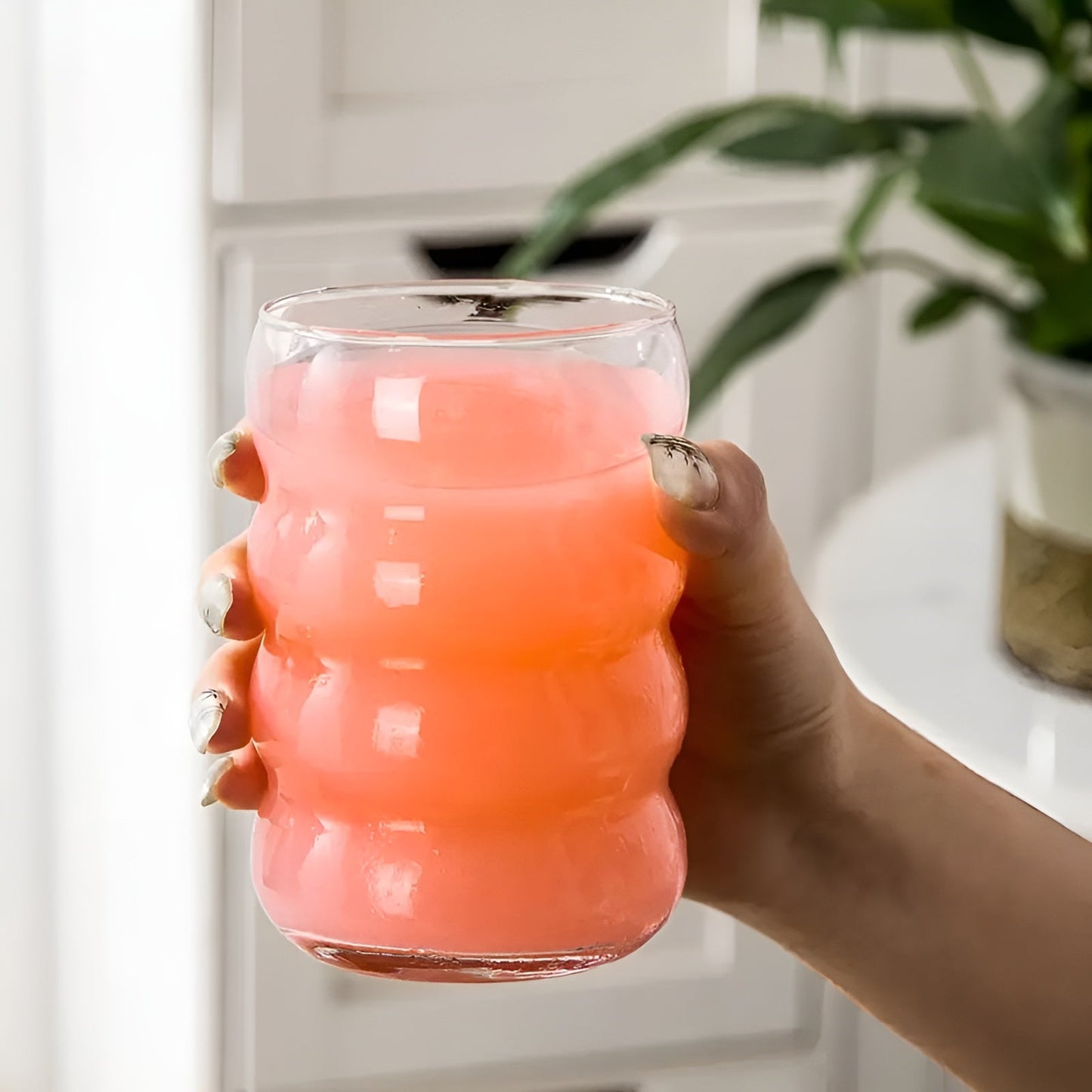 Ribbad glas med sugrör – 2 st Vågform, 450ml | Stiligt dricksglas för iskaffe, matcha & juice