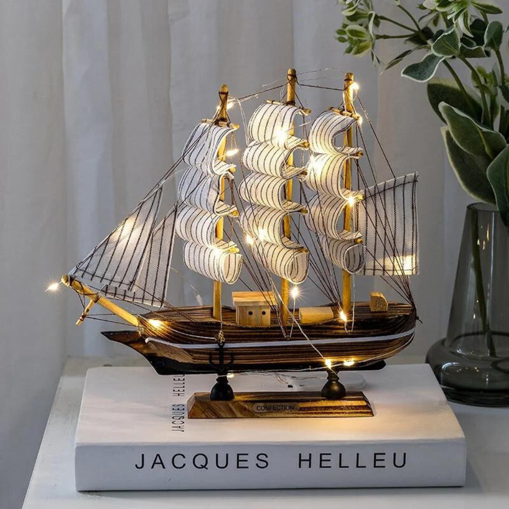 Royaleva Nordic Wooden Sailboat Sculpture - LED Belyst Dekorationsstycke, Batteridriven
