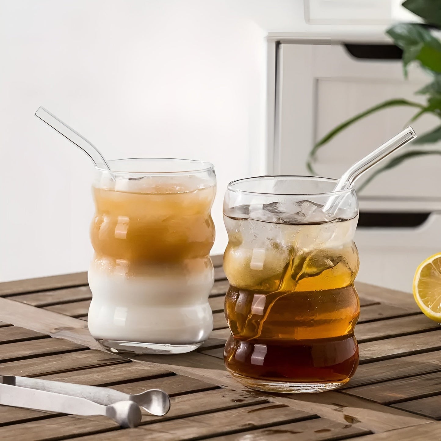 Ribbad glas med sugrör – 2 st Vågform, 450ml | Stiligt dricksglas för iskaffe, matcha & juice