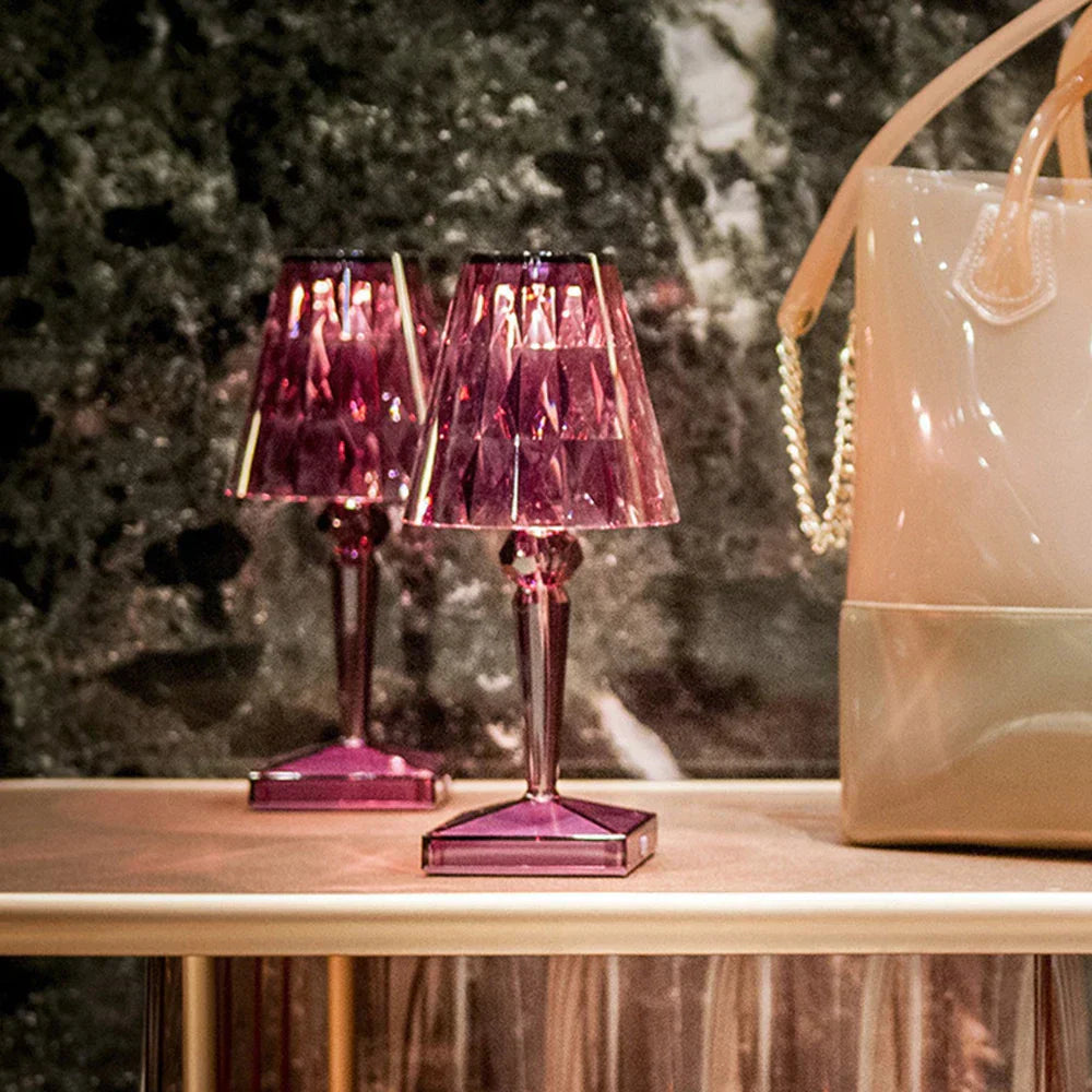 CrystalGlow - Dimbar Akryl Bordslampa med Luksuriöst Ljusspel för Vardagsrum och Sovrum