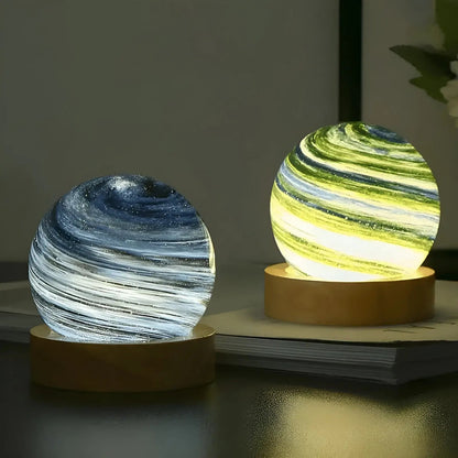 OrbitGlow - 3D Glas Mini Rymd Planeten Lampa för ditt hem