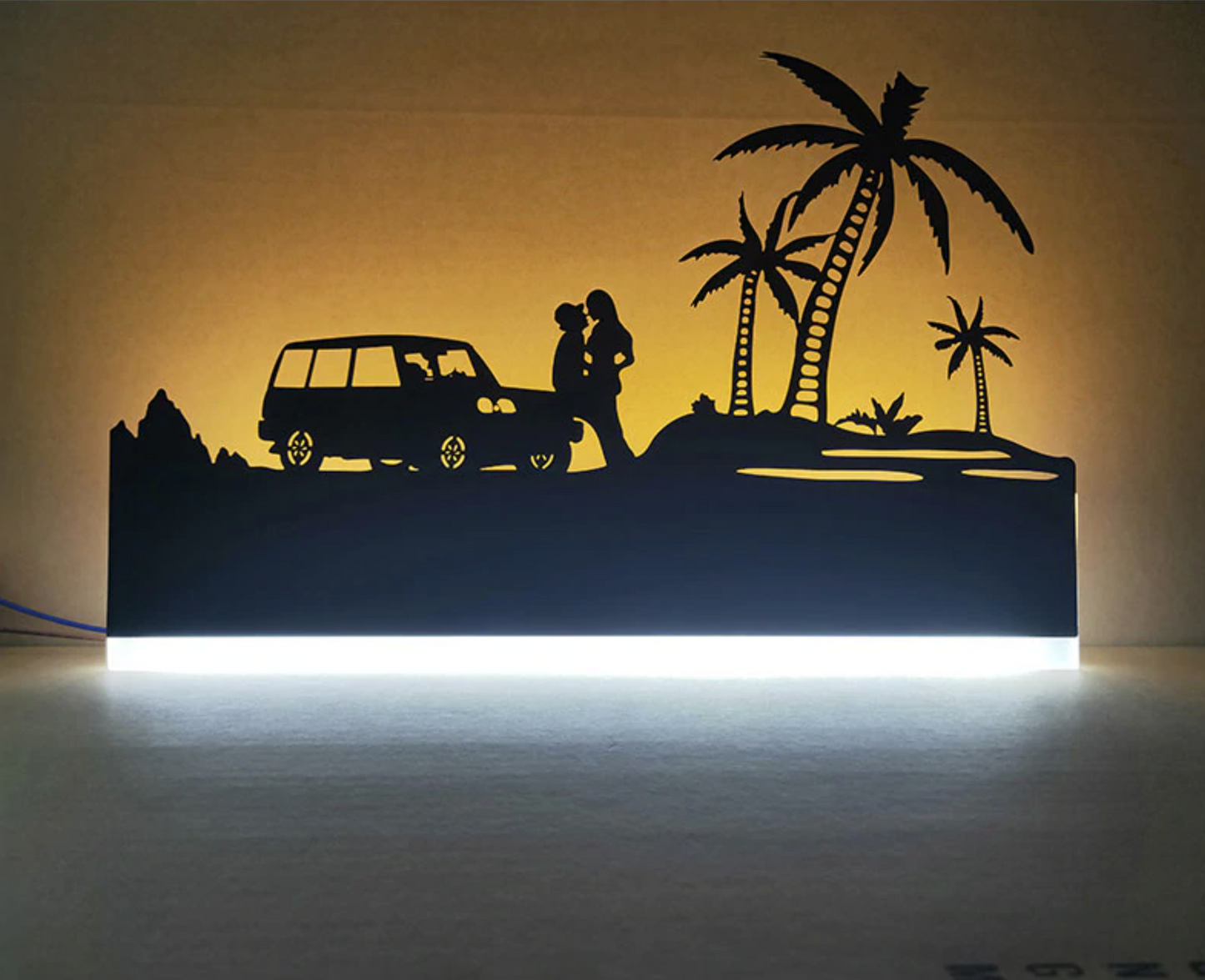 Vägglampa med mångsidig design