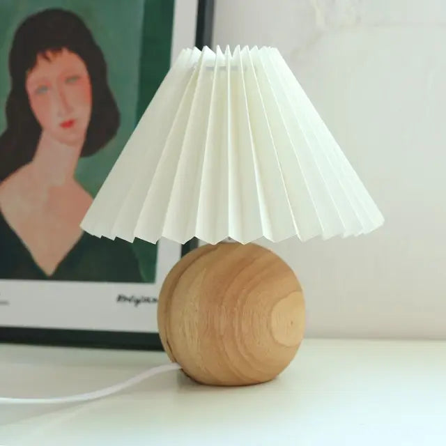 RetroGlow - Vintage Bordslampa med Plisserad Lampskärm – Stilig Retro Nattlampa