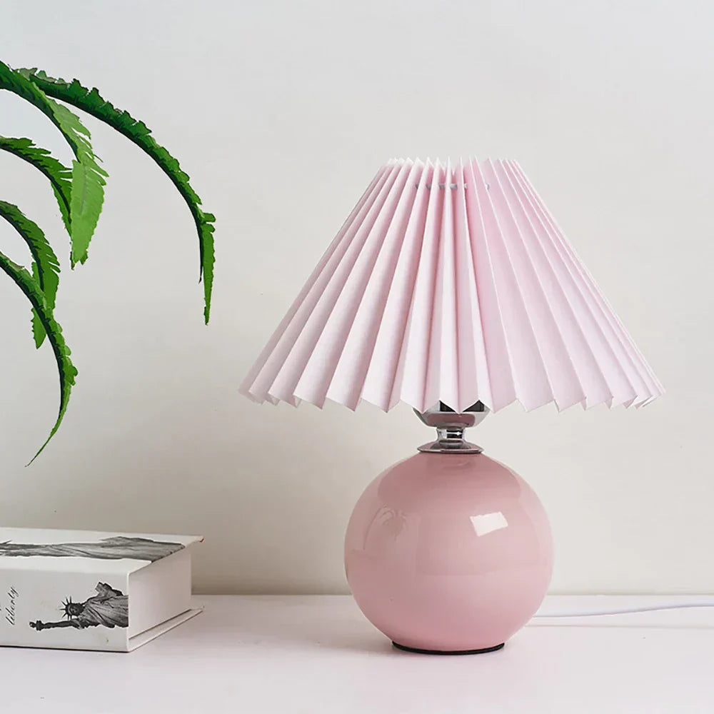 RetroGlow - Vintage Bordslampa med Plisserad Lampskärm – Stilig Retro Nattlampa