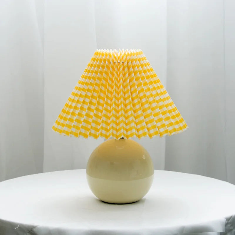 RetroGlow - Vintage Bordslampa med Plisserad Lampskärm – Stilig Retro Nattlampa