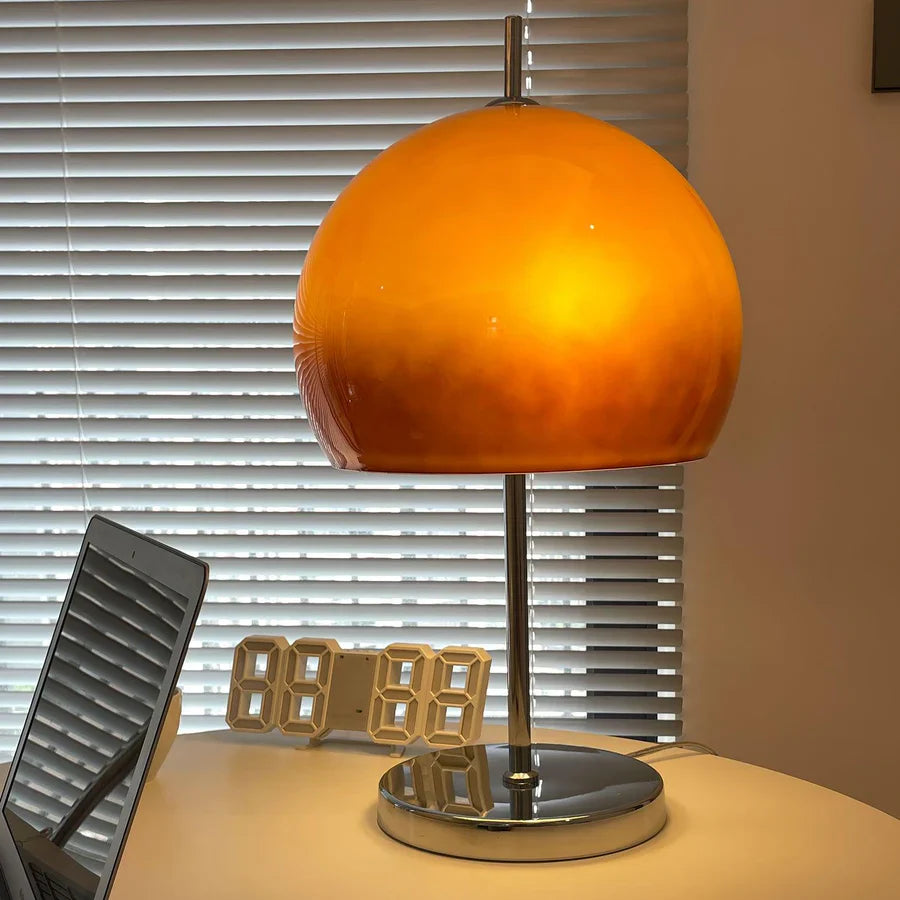 Bordslampa med amberfärgad glasdome skärm