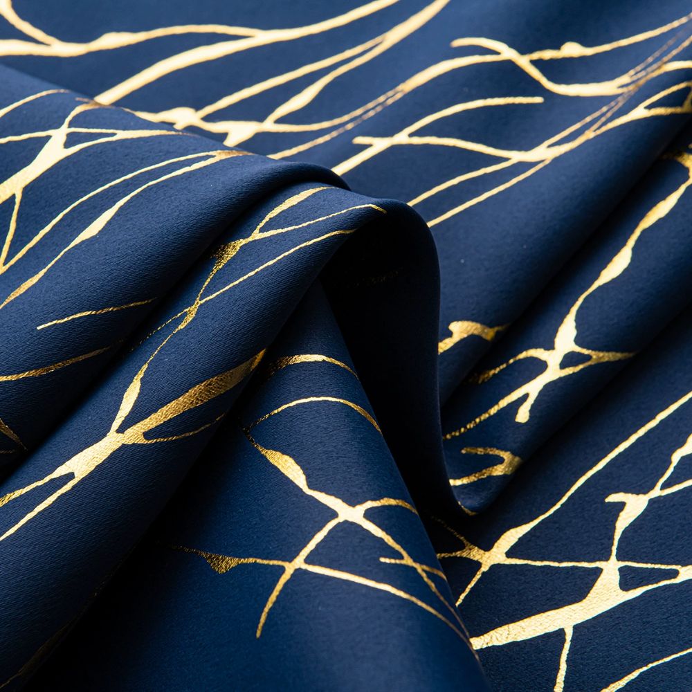 Viskande Skog Åder Svart Gardin