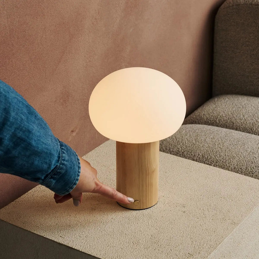 Lumari Senso | Dimbar bordslampa i trä och glas med batteri