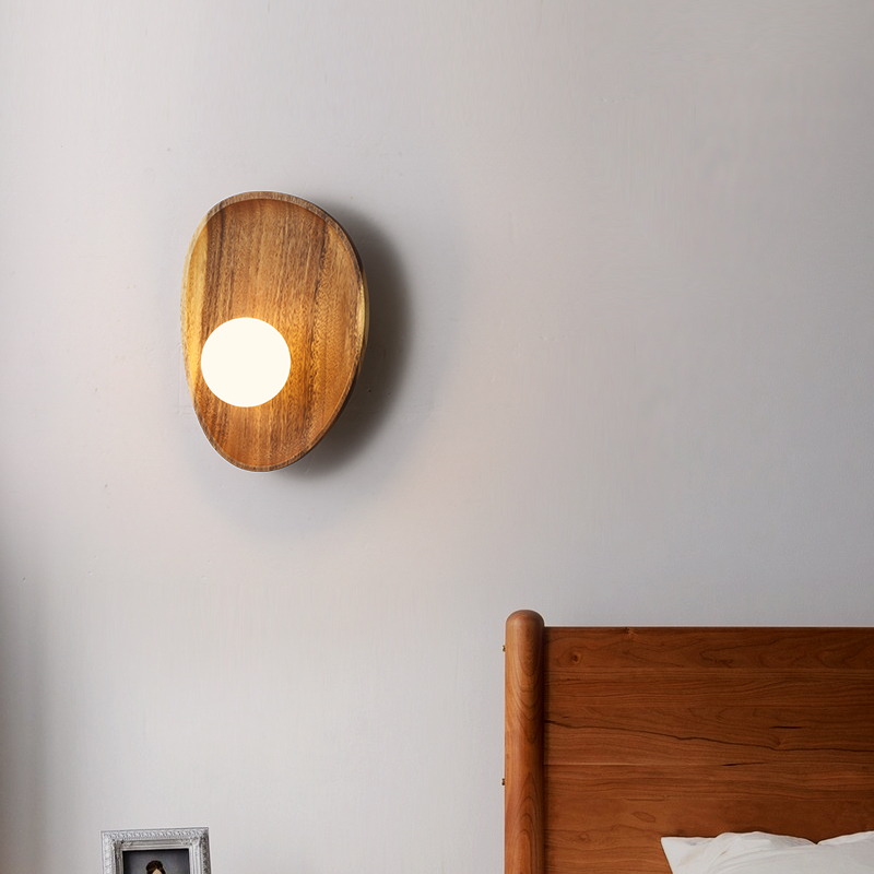 WoodGlo – Minimalistisk V�gglampa i Massivt Trä med LED-belysning
