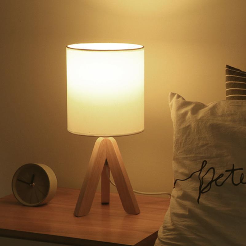 H Houten Driepoot Tafellampa med Linne Skärm LED