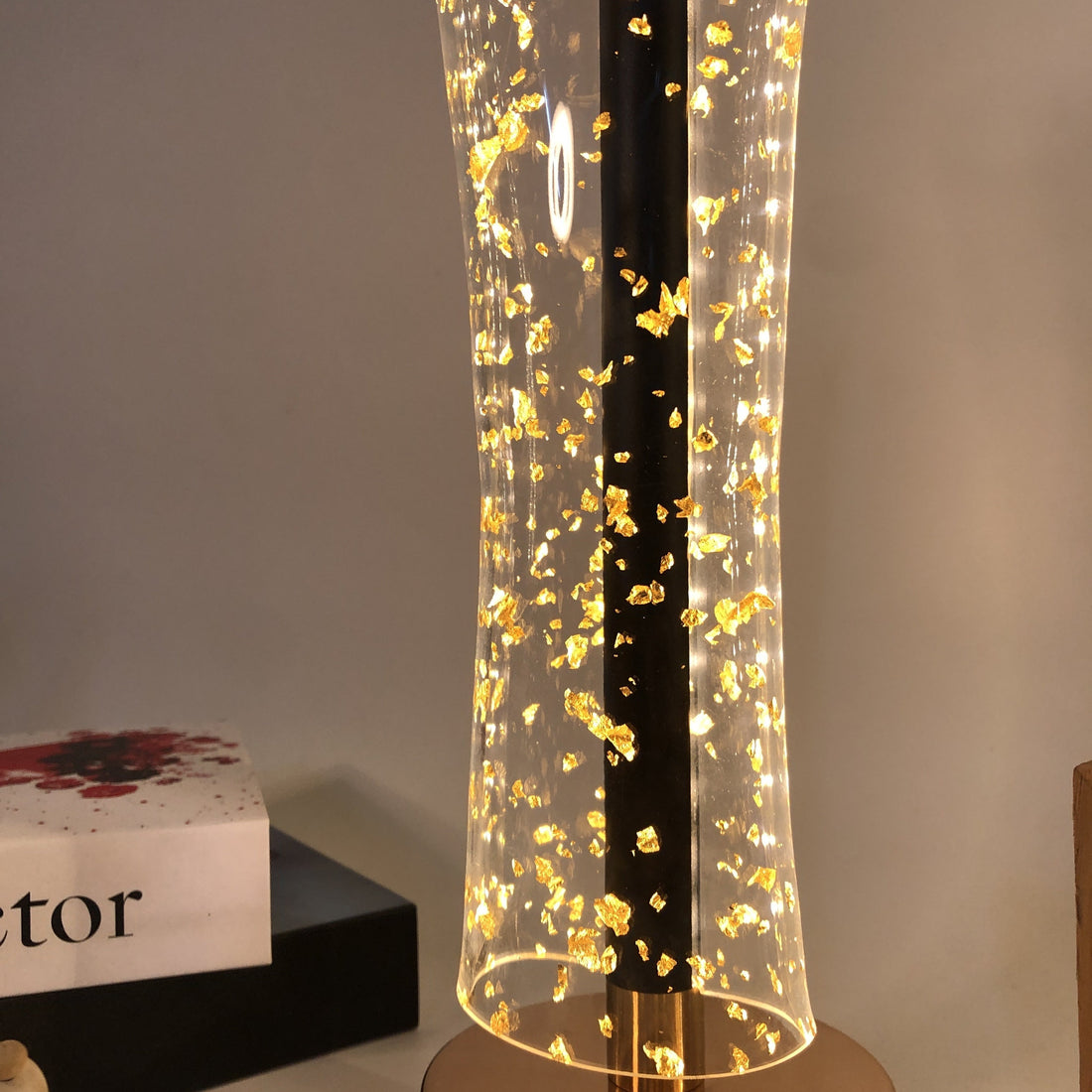 LumiAcryl - Modern Akryl Bordslampa med Guldfolie och 3-Färgers Dimbar Belysning, USB-Drevna