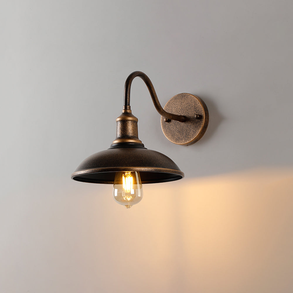 Väderbeständig utomhusbowl-lampa med rustik mässingsfinish