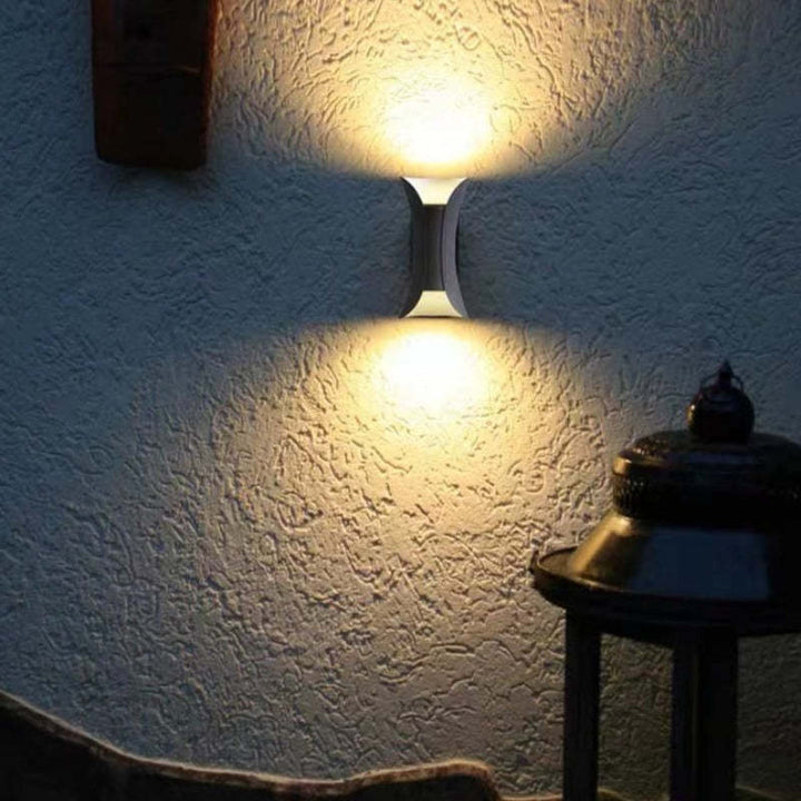 Vattentät LED Vägglampa | 7.9–11.8 x 3.9–4.7 tum | Aluminium &amp; Glas | IP65 Klassad Modern Utomhusbelysning | Brick by Brick