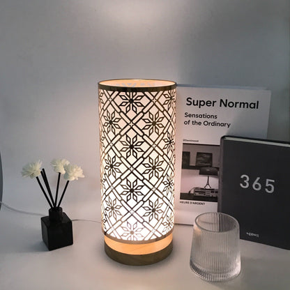 LumiPattern - Modern USB-driven Bordslampa, Justerbar Ljusstyrka, Metallram och Plastbelagd Skärm