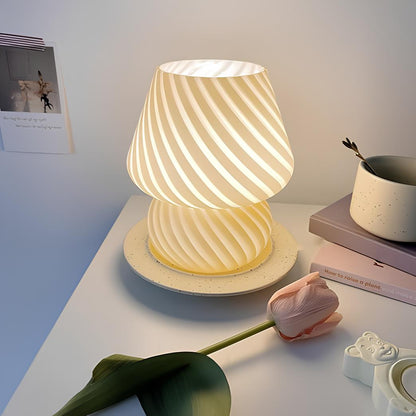 Sarah Elegante Handblåst Bordslampa för en Stämningsfull Inredning