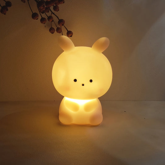 BunnyBright - Grotekop Kanin LED Bordslampa med Batteridrivning och Anime Design