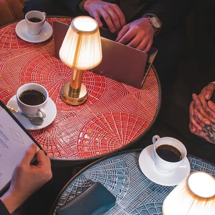 Carvallo – Sladdlös Bordslampa med Fin Tygskärm och LED-belysning