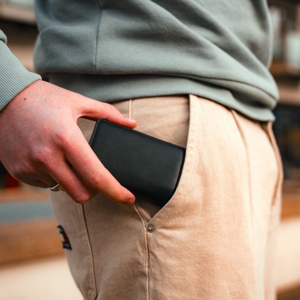 Läderplånbok med AirTag och RFID-blockerare