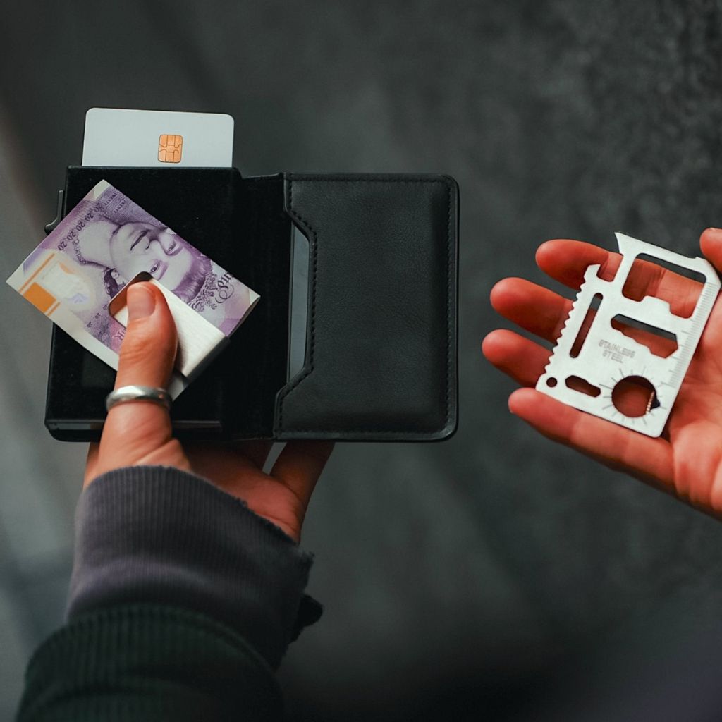Läderplånbok med AirTag och RFID-blockerare