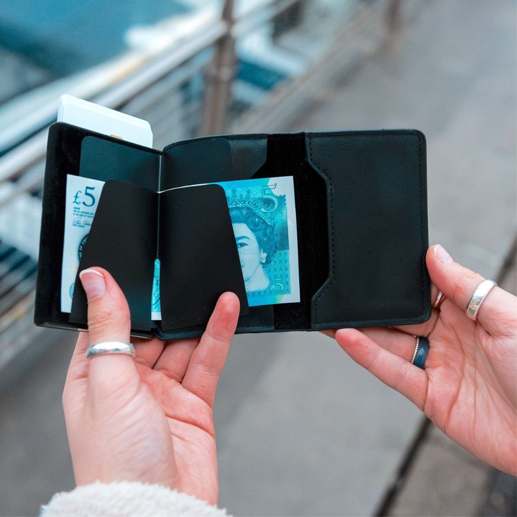 Läderplånbok med AirTag och RFID-blockerare