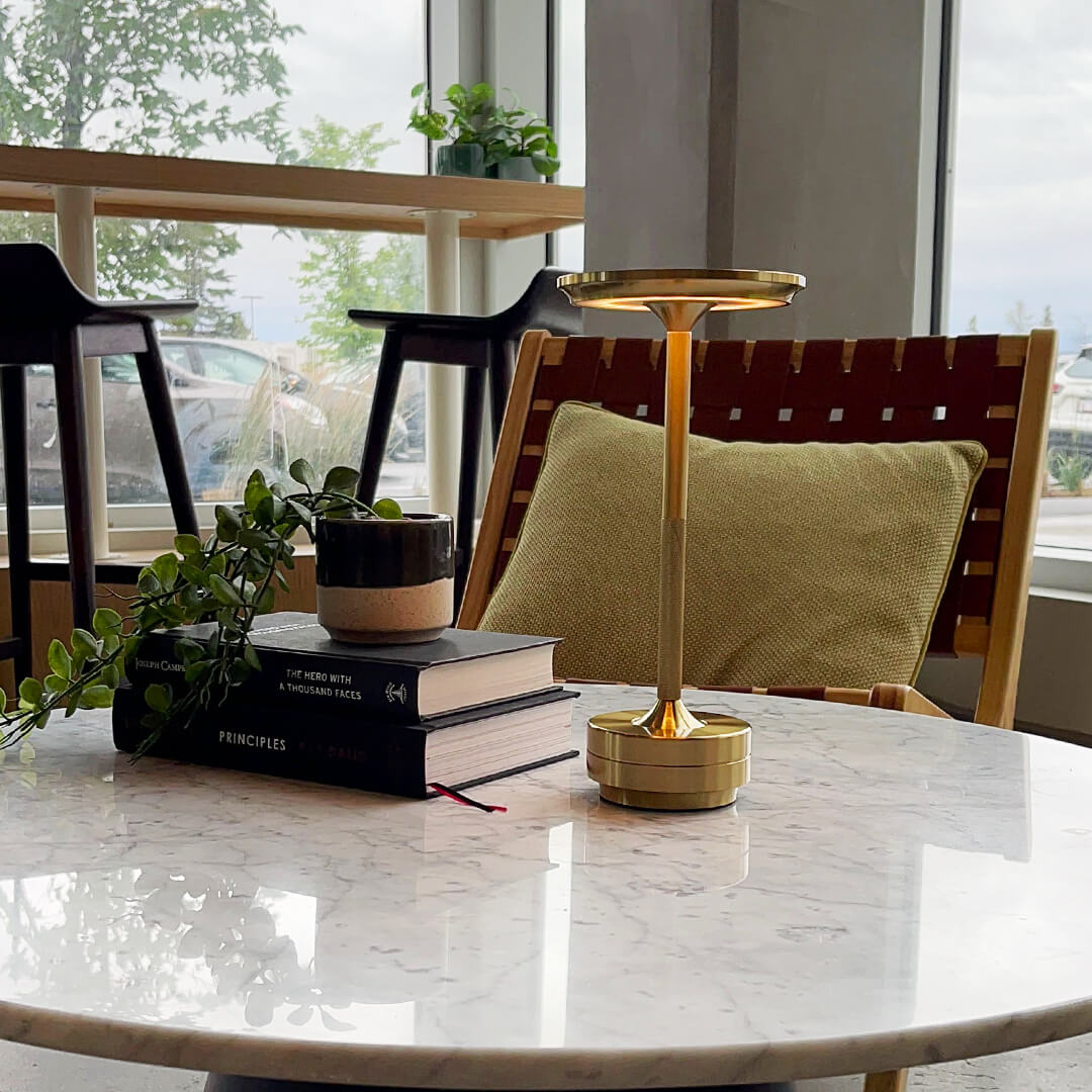 LuxRoyale Trådlös LED Bordslampa – Vattentålig, Justerbar Ljusstyrka, &amp; Modern Design