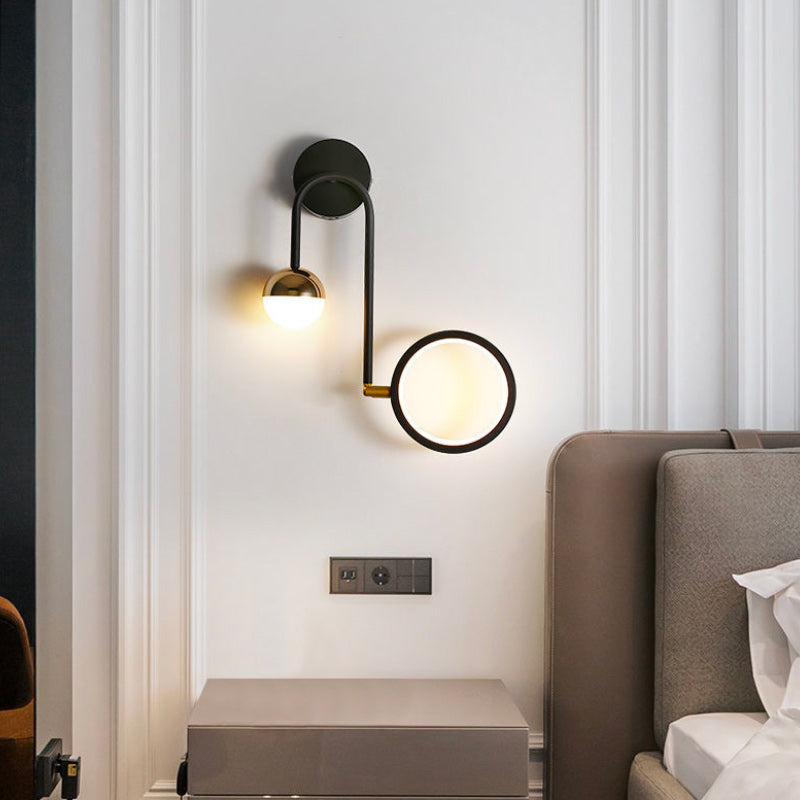 Carvallo – Väggmonterad lampa med böjd arm och cirkulärt ljus för varm atmosfär