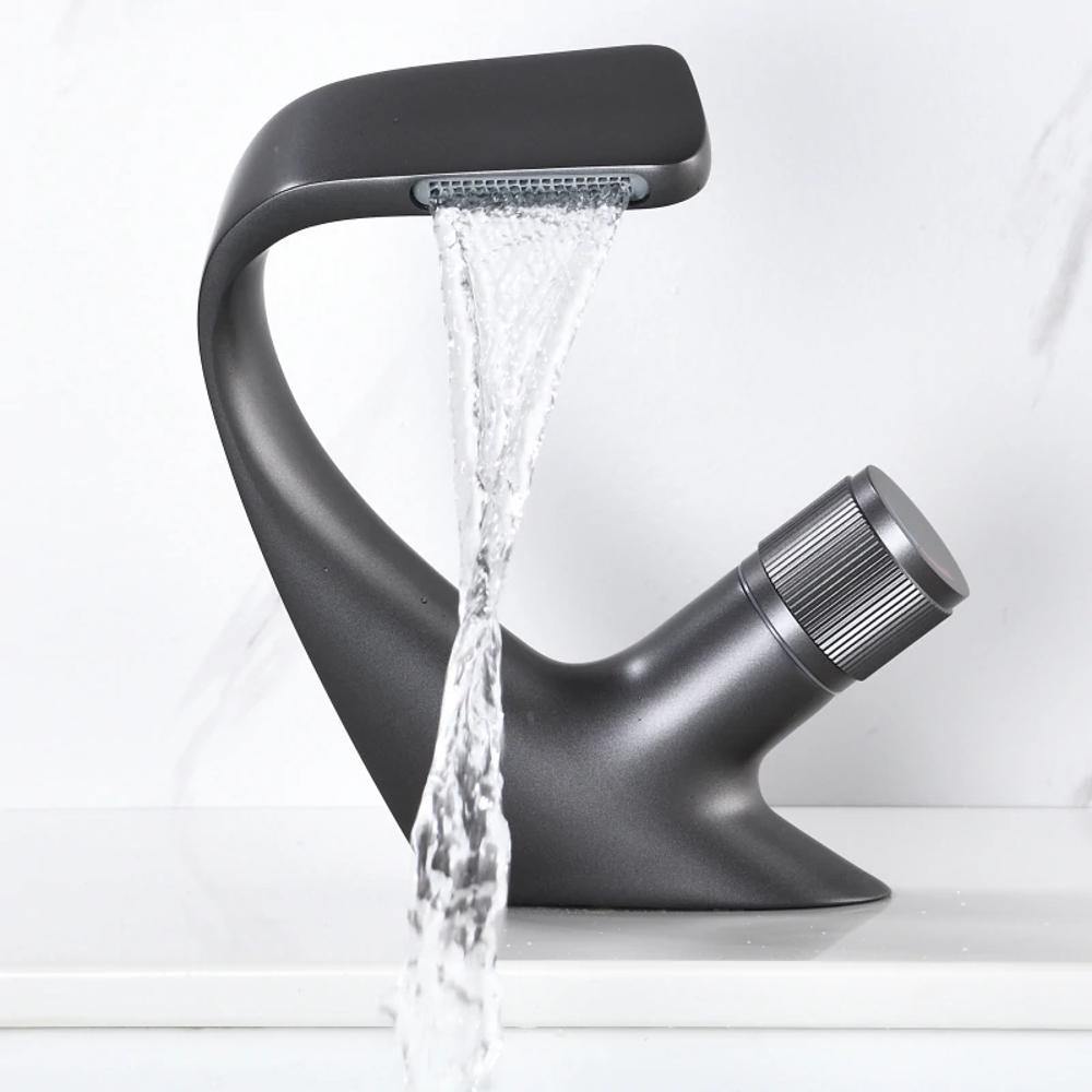 Aquacascade Vattenfall Kran - Lyxig Tvättställsblandare i Svart eller Krom med Spa-Style Flöde