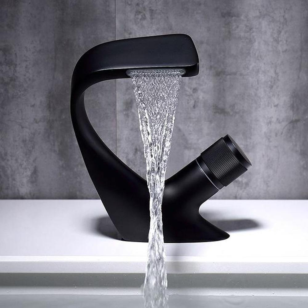 Aquacascade Vattenfall Kran - Lyxig Tvättställsblandare i Svart eller Krom med Spa-Style Flöde