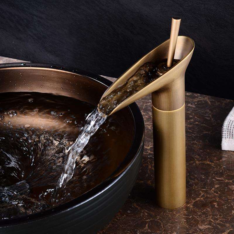AquaFalls – Antik vattenfall handfat kran i mässing med bronsfinish