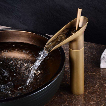 AquaFalls – Antik vattenfall handfat kran i mässing med bronsfinish