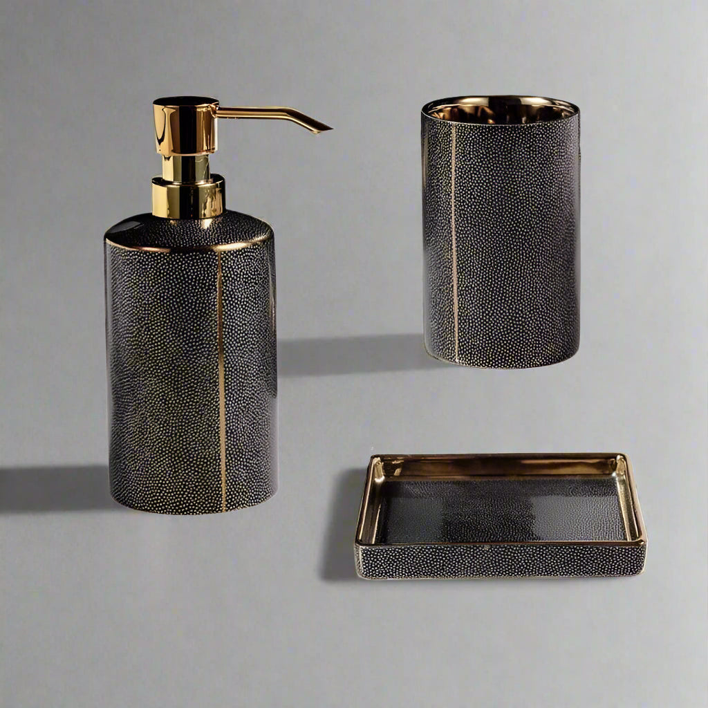 Carvallo – Elegant Keramisk Badset med Gyllene Accenter